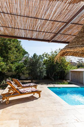 Les Tournesols Piscine & Jacuzzi — hotel in Saint-Martin-De-Crau