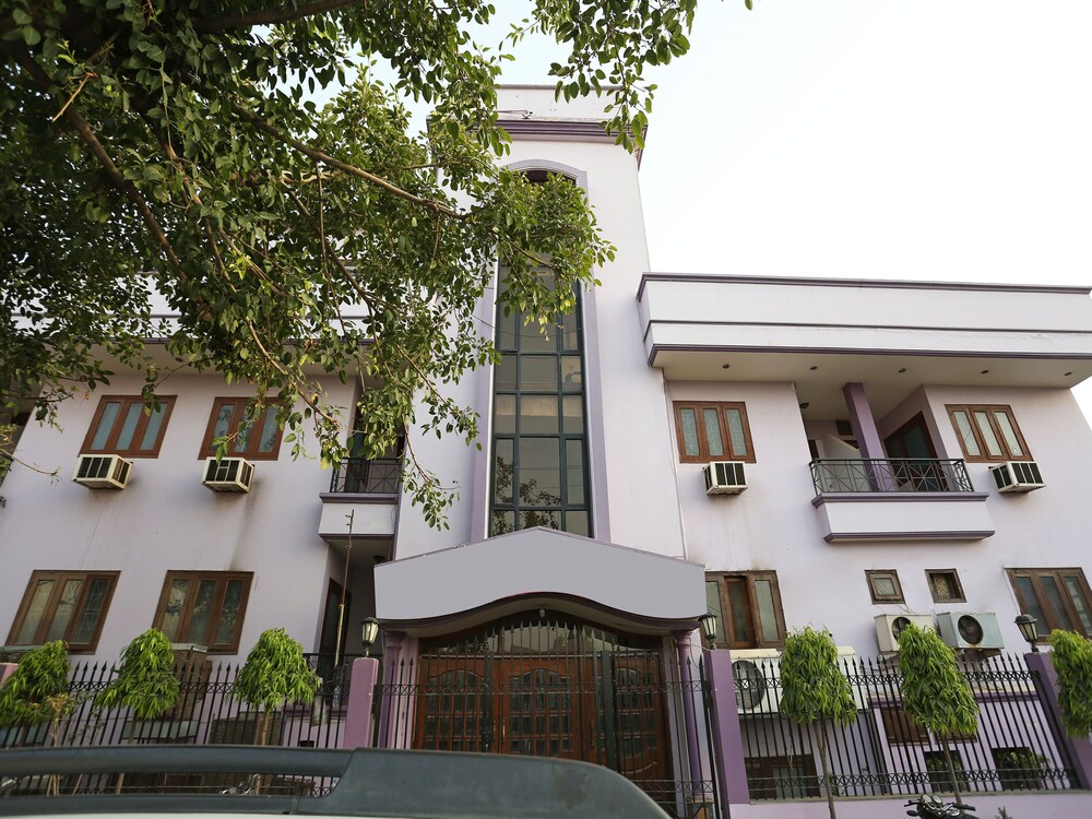 OYO 15398 The Grand Avenue Hotel in Aligarh, India