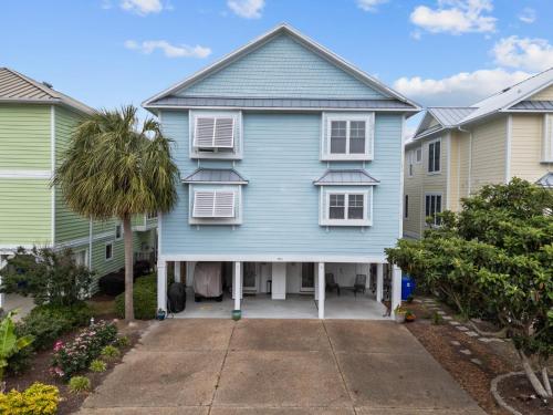 Steps to the Sand in Carolina Beach Sleeps 10 Villa — 4-Star Luxury Hotel in Carolina Beach, United States