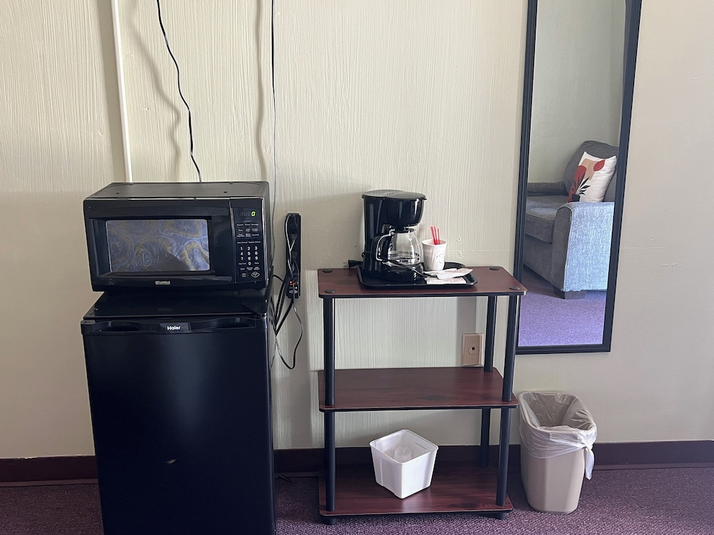 Midtown Inn & Suites - photo 18