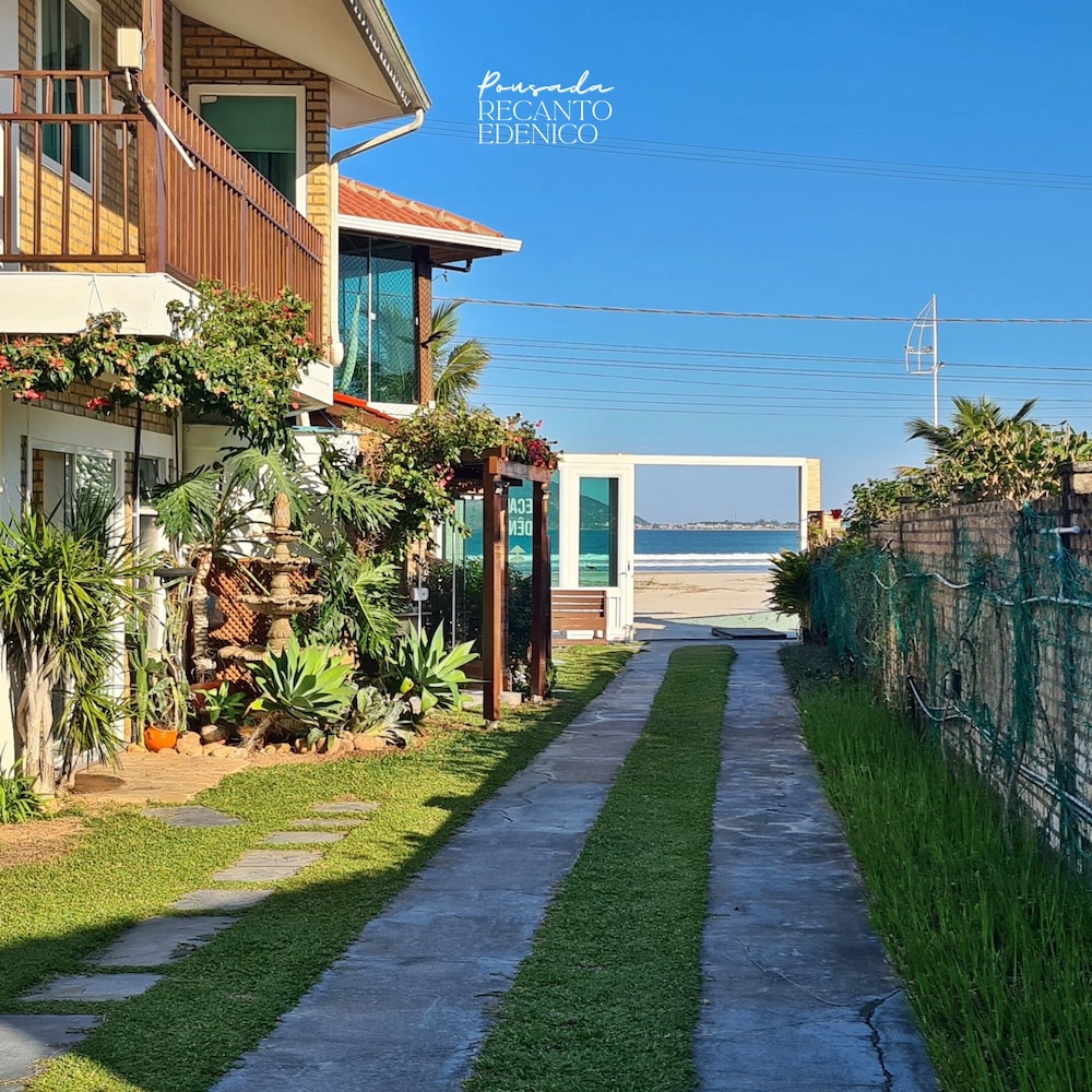 Pousada Recanto Edênico à beira mar da Praia Ponta do Papagaio Palhoça SC in Palhoca, Brasil