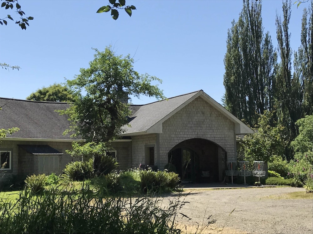 Lucky Mud Inn and Disc Golf Resort - carbon neutral hotel in Longview