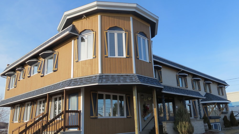 Auberge des Berges — hotel near Roberval Airport