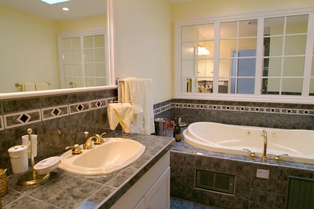 Boathouse Waterfront Lodging - photo 21