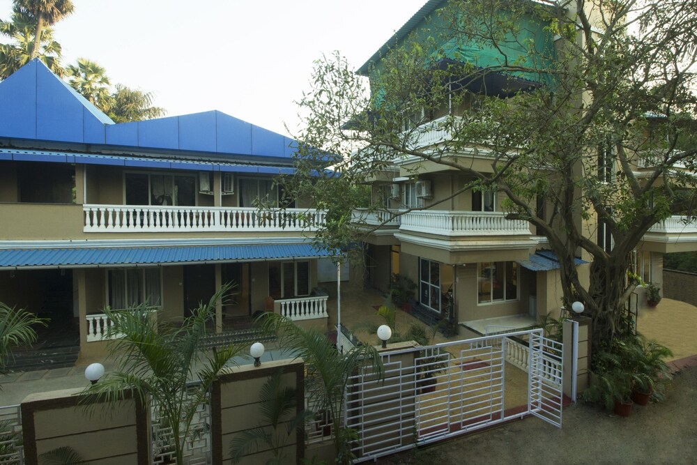 Oyo 22919 Blue Roof Sea Side — Palghar