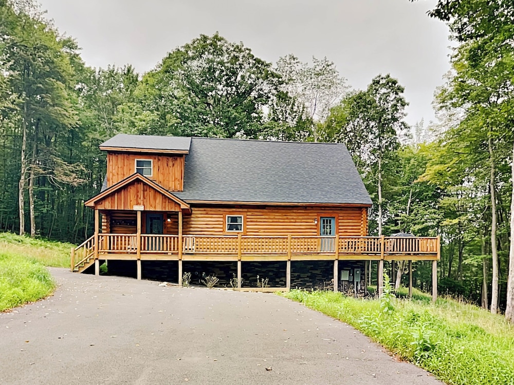 Almost Eden in Mchenry, United States