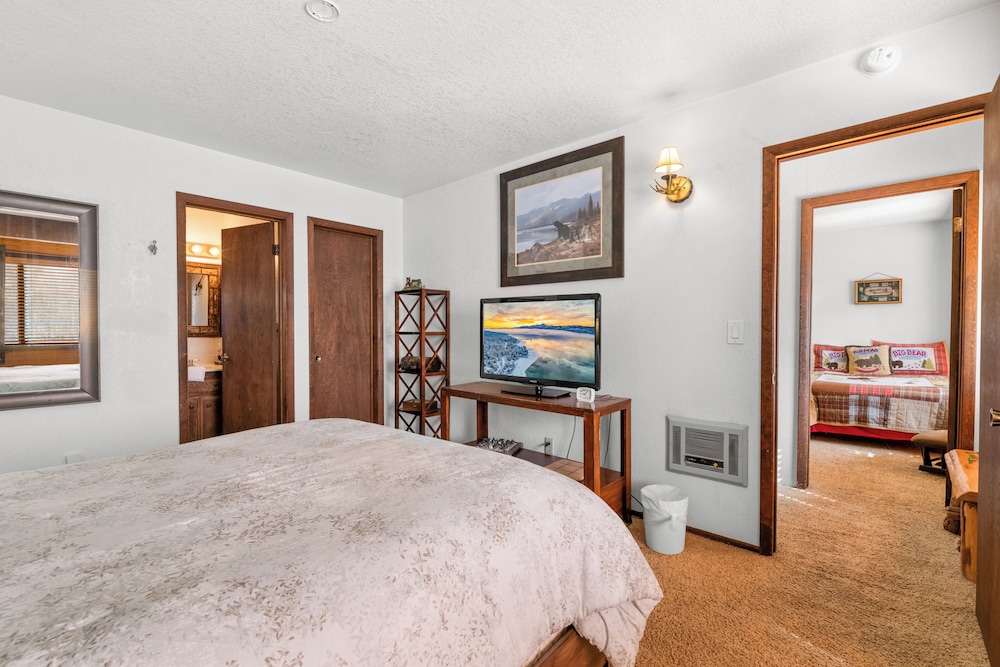 Mama Bear's Cottage Close to Bear Mountain Walk to Zoo — 4-Star Luxury Hotel in Big Bear Lake, United States