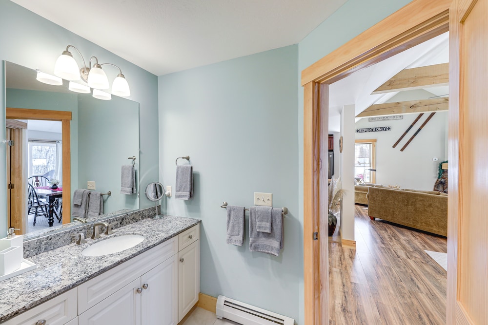 White Mountain Home Near Lakes and Kancamagus Hwy — 4-Star Luxury Hotel in Madison, United States