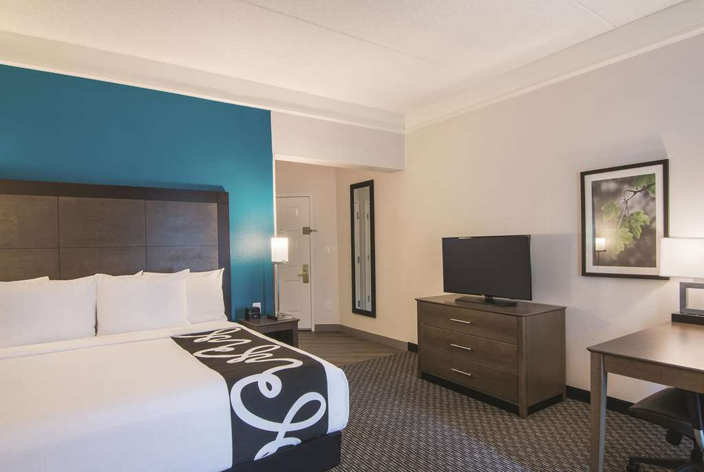 La Quinta Inn & Suites by Wyndham Orlando UCF - photo 32