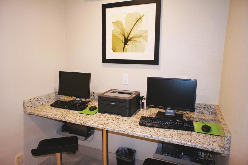La Quinta Inn & Suites by Wyndham Castle Rock - photo 3