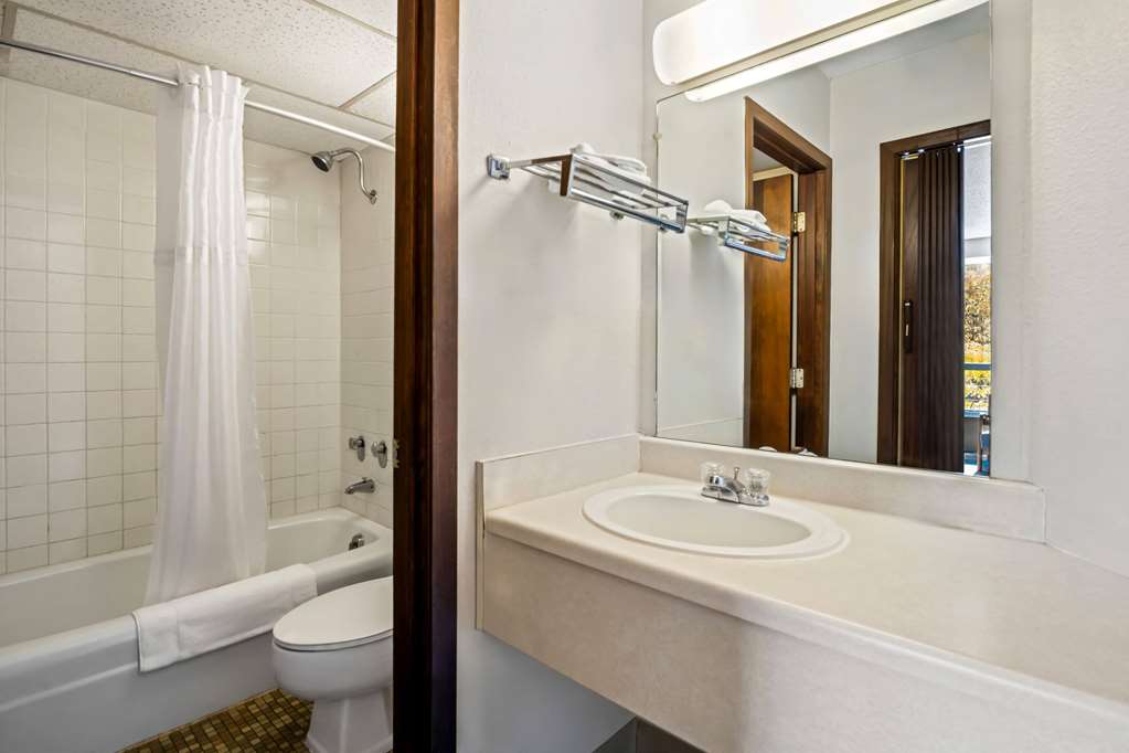 Days Inn by Wyndham Dubuque - photo 23