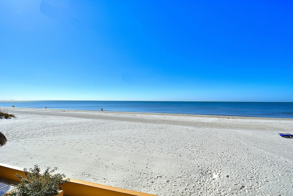 Villa Madeira 203 Premier — 4-Star Luxury Hotel in Saint Pete Beach, United States