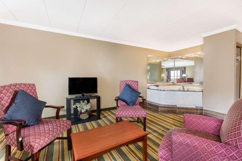 Super 8 By Wyndham Frederickrick - photo 7