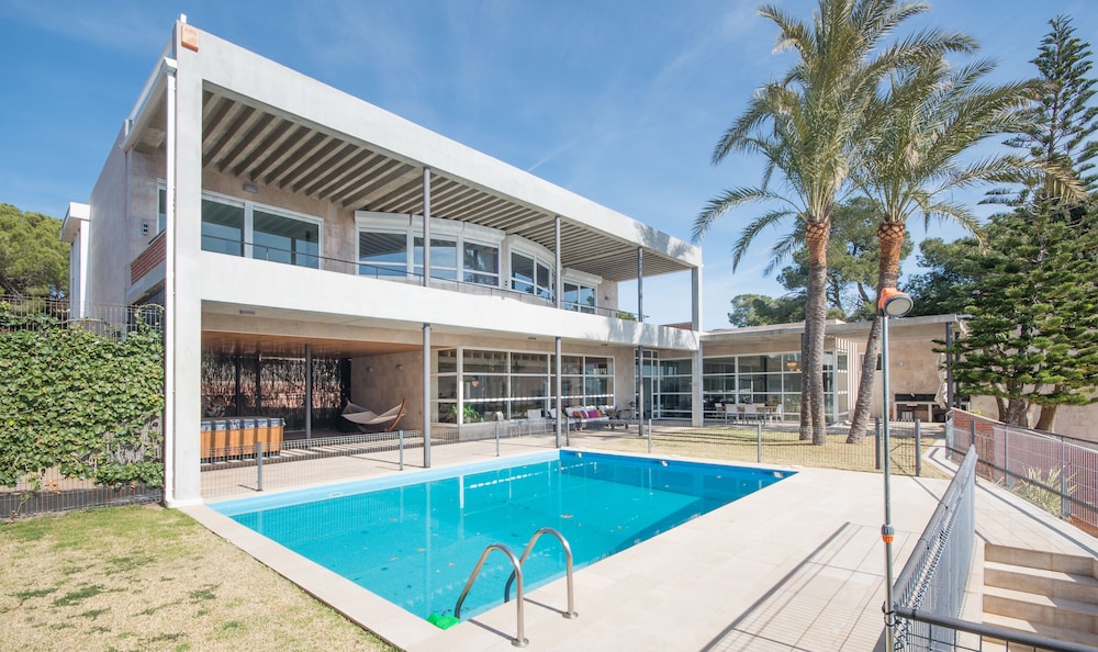Luxury Beachfront Villa in Tarragona TH 63 — 4-Star Luxury Hotel in Tarragona, Spain
