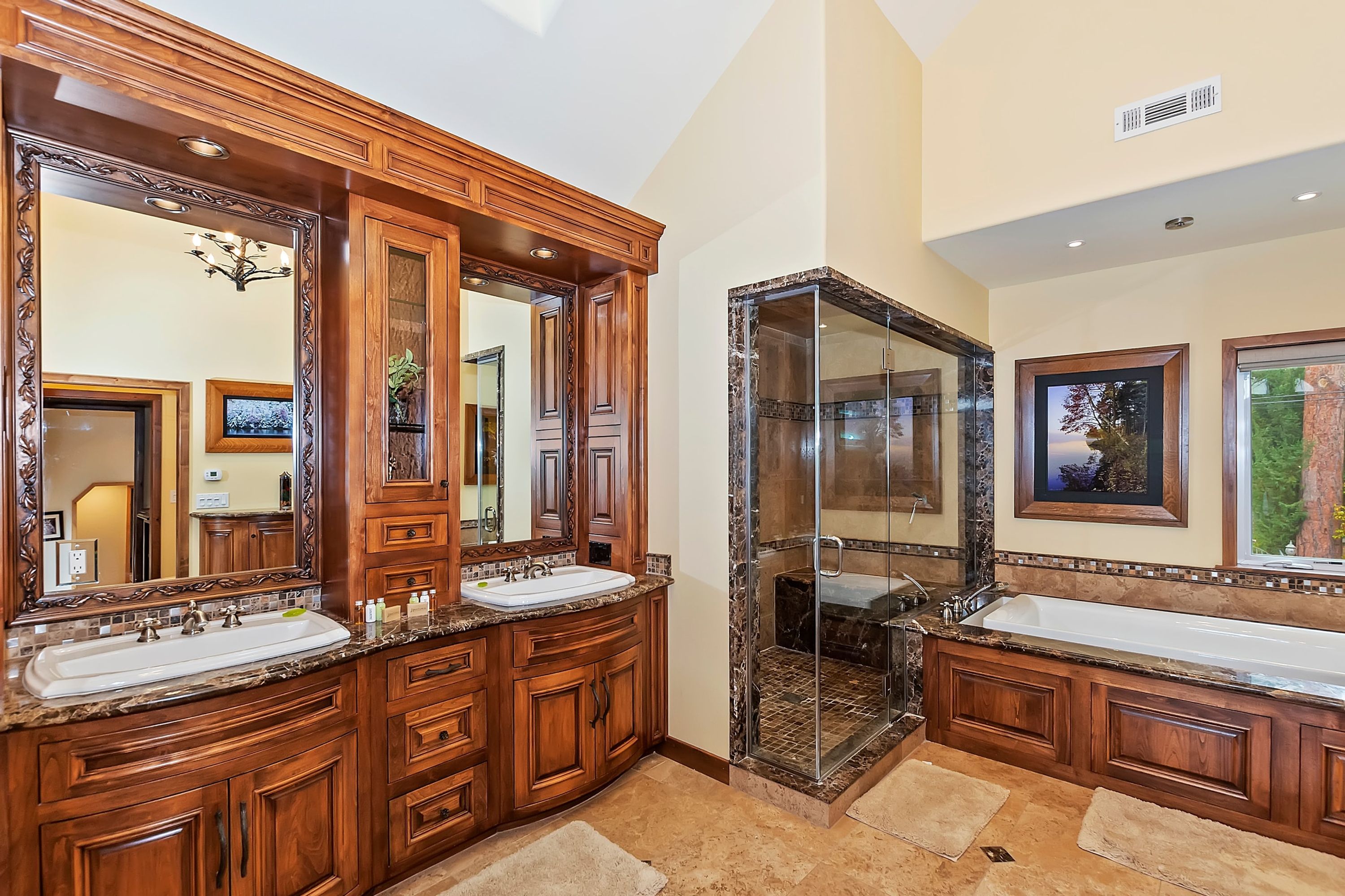 Lagunita Shores by Avantstay Beautiful Lakefront Mansion w Hot Tub & BBQ - photo 20