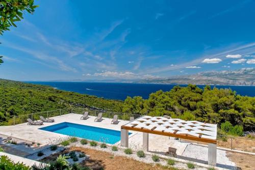 Luxury Villa Castello di Pietra with Private Pool — 4-Star Luxury Hotel in Pucisca, Croatia