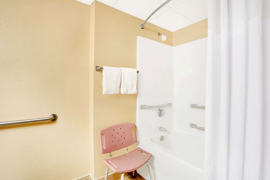 Days Inn by Wyndham Newport News City Center Oyster Point - photo 6