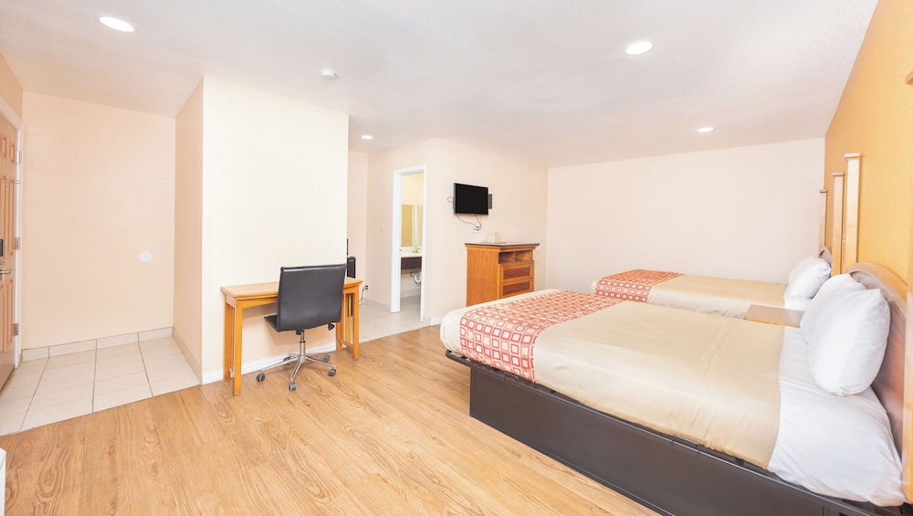 Regency Inn Hondo - photo 11