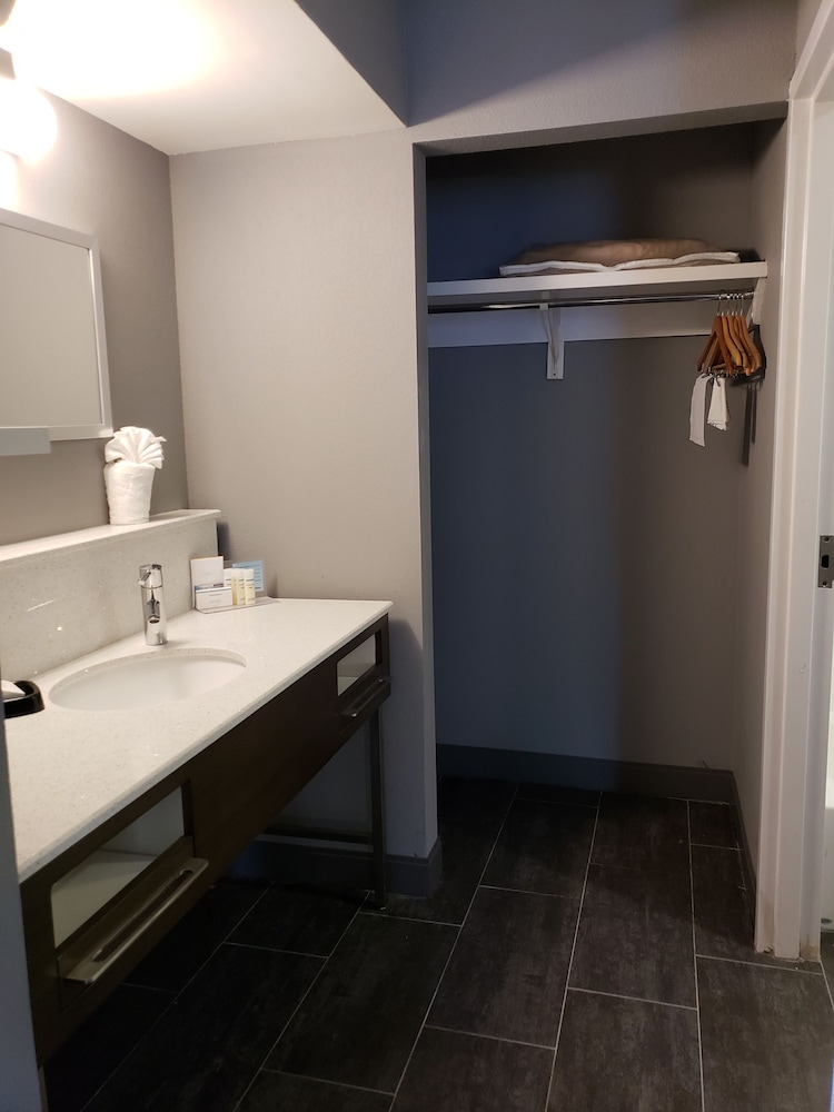 Hampton Inn & Suites Newtown - photo 109