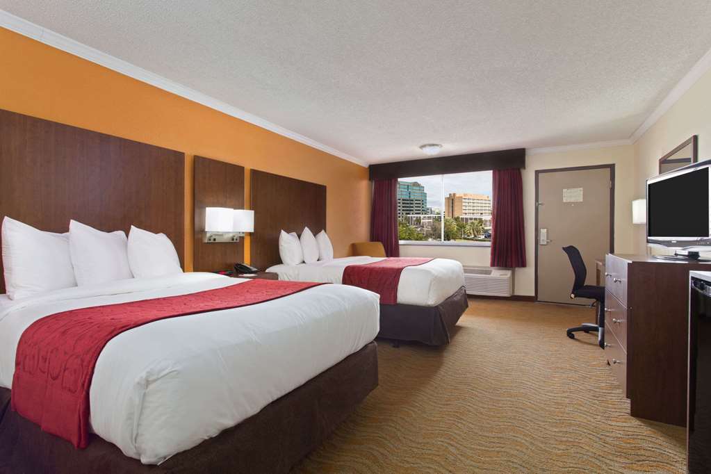 Ramada by Wyndham Tampa Westshore Airport South - photo 22