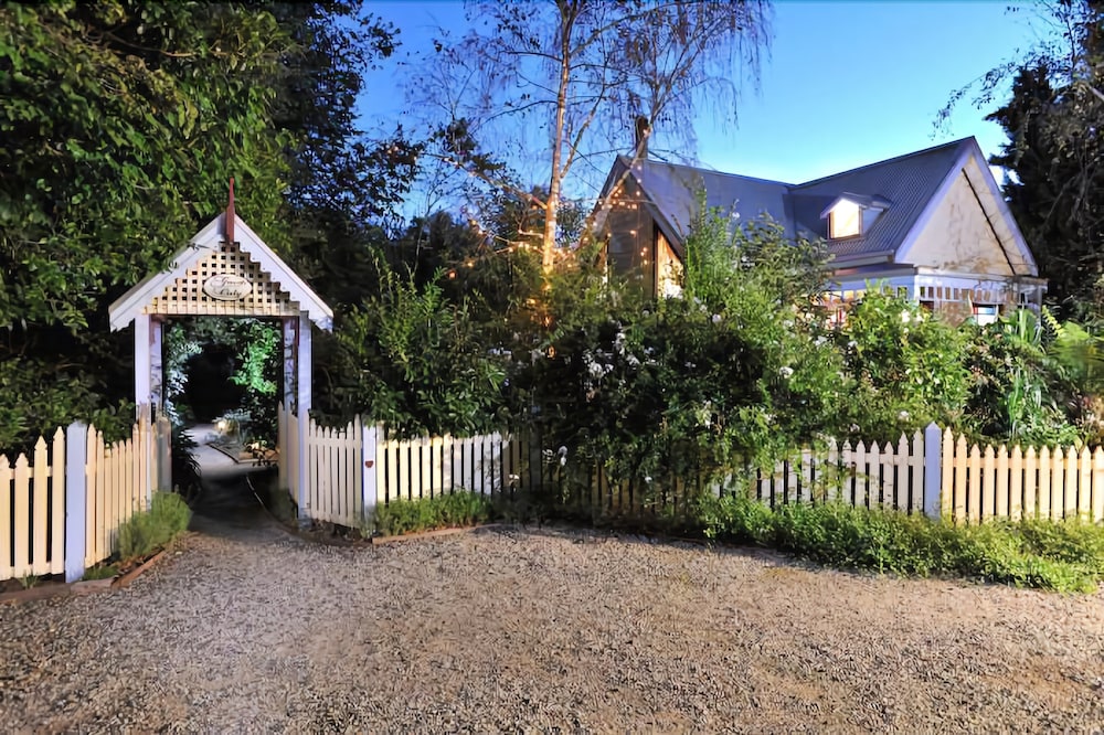Gembrook Cottages — 4-Star Luxury Hotel in Gembrook, Australia