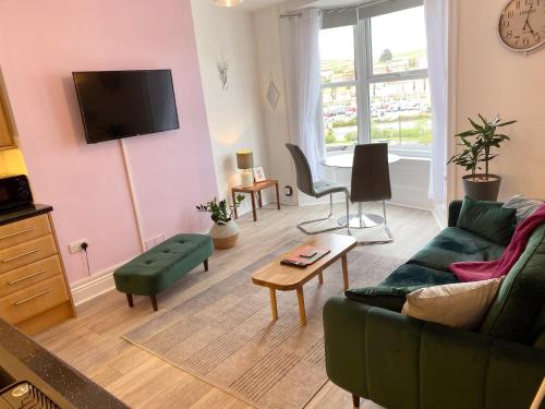 Tideway Apartment with Private Parking Space