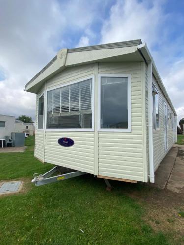 Coastal Caravan Holidays Nightingale 8 — 4-Star Luxury Hotel in Tunstall, United Kingdom