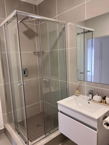Luxury Ultra Modern Apartment Queen Bed Inverter Pool Gym & Spacious Balcony — 4-Star Luxury Hotel in Ballito, South Africa