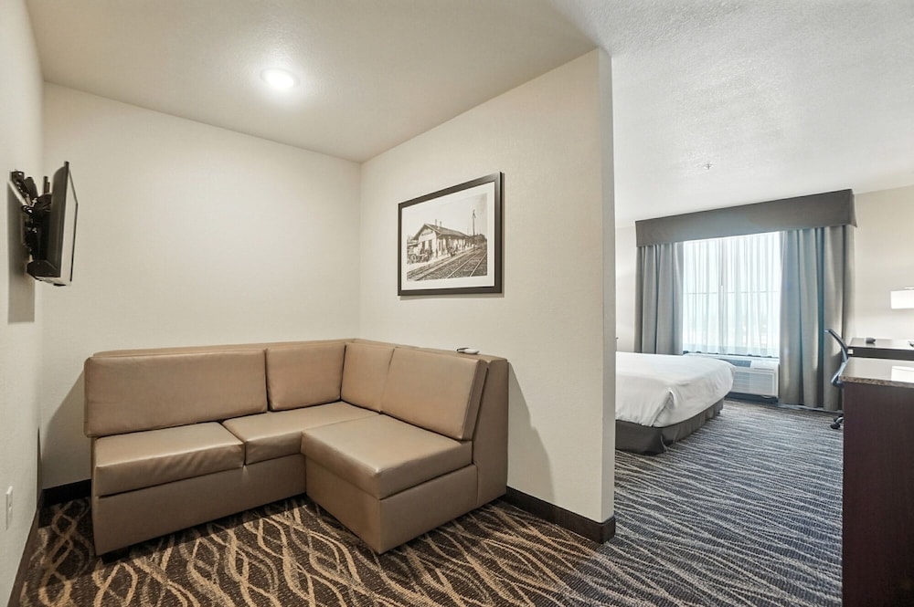 Cobblestone Hotel & Suites Bellefontaine - photo 38