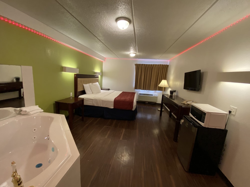 SkyLight Inn Cleveland Willoughby - photo 14