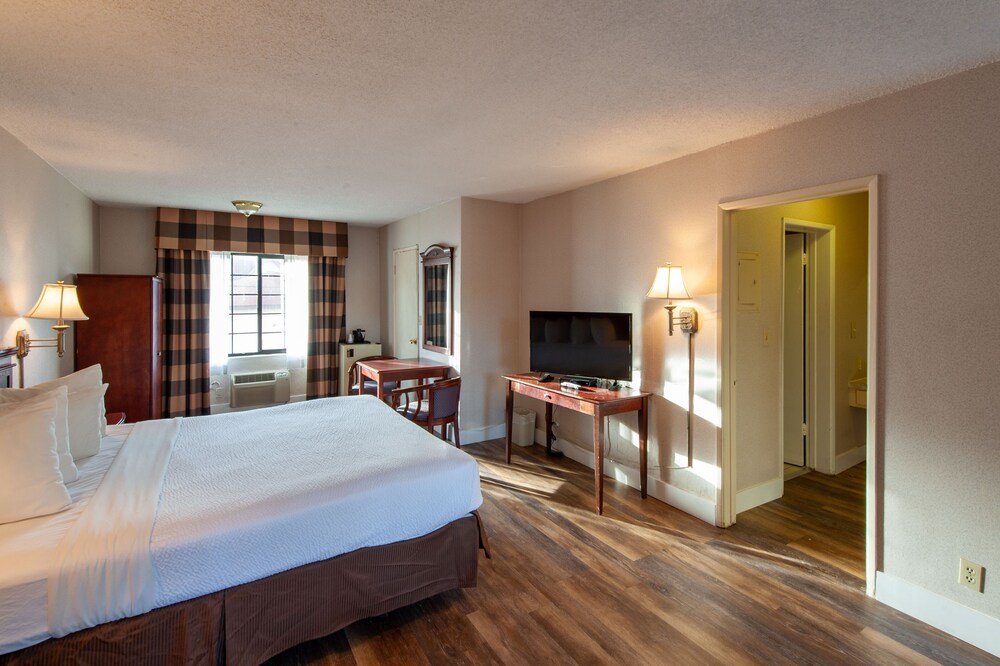 Studio City Court Yard Hotel - photo 12
