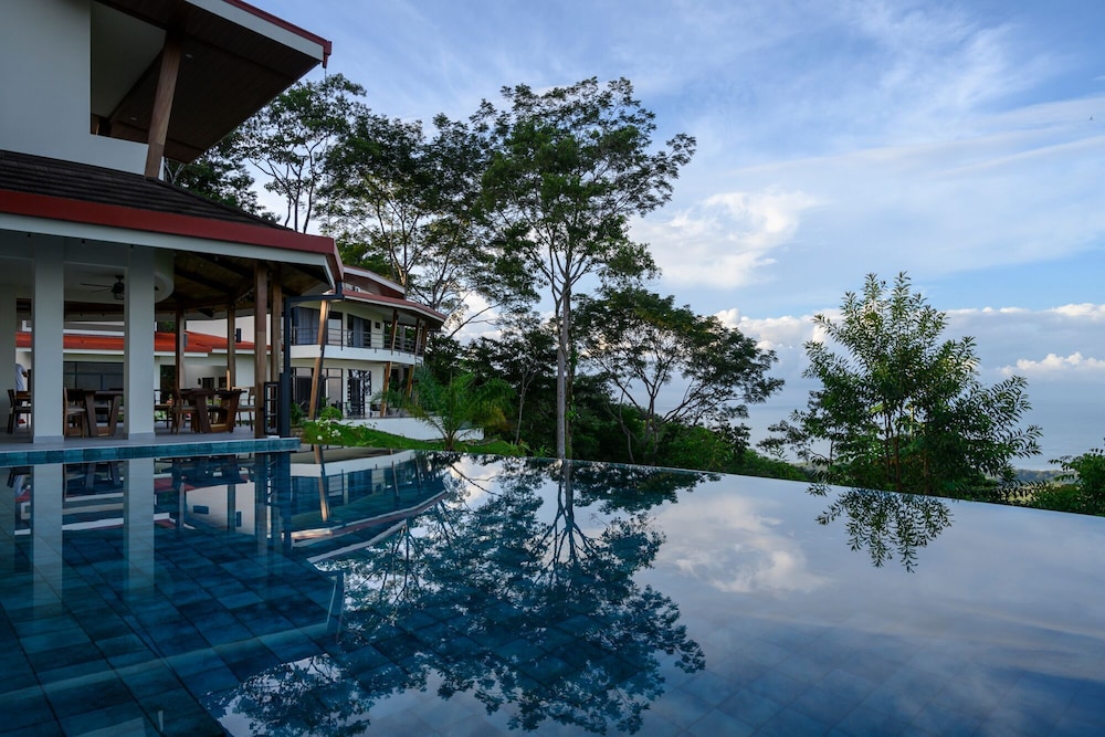 Lapazul - carbon neutral hotel in Quepos