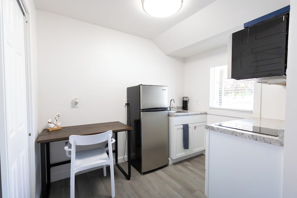 Anchor Bay Inn and Suites - photo 18
