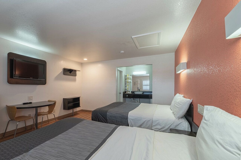 Coastal Valley Inn - photo 6