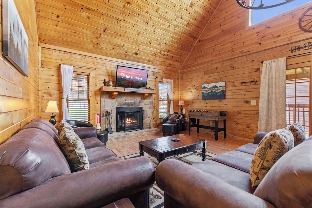 Serene Creek Cabin — 4-Star Luxury Hotel in Sevierville, United States