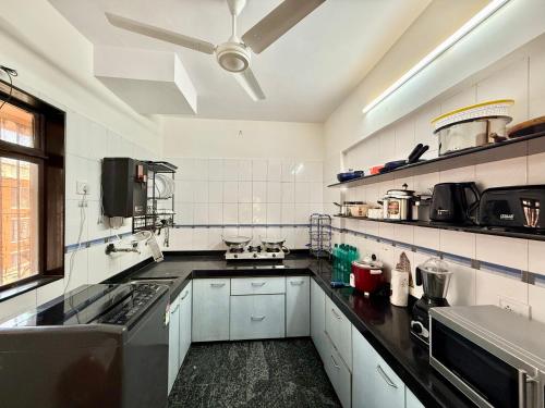Lovely 3BHK Serviced Apt near ISKCON Temple Juhu Mumbai