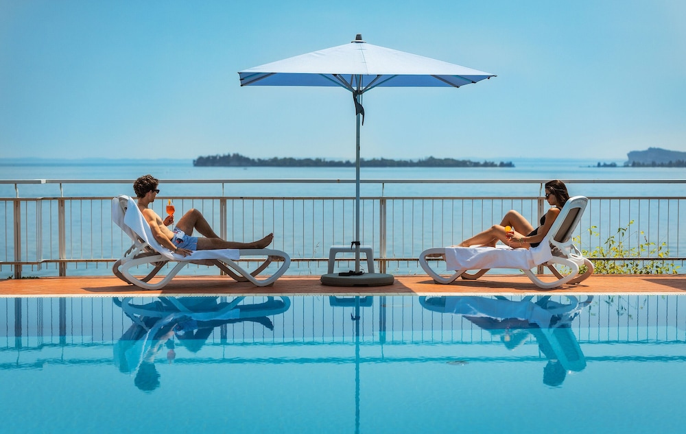 Hotel Villa Florida & Suite Apartments — 4-Star Luxury Hotel in Gardone Riviera, Italy