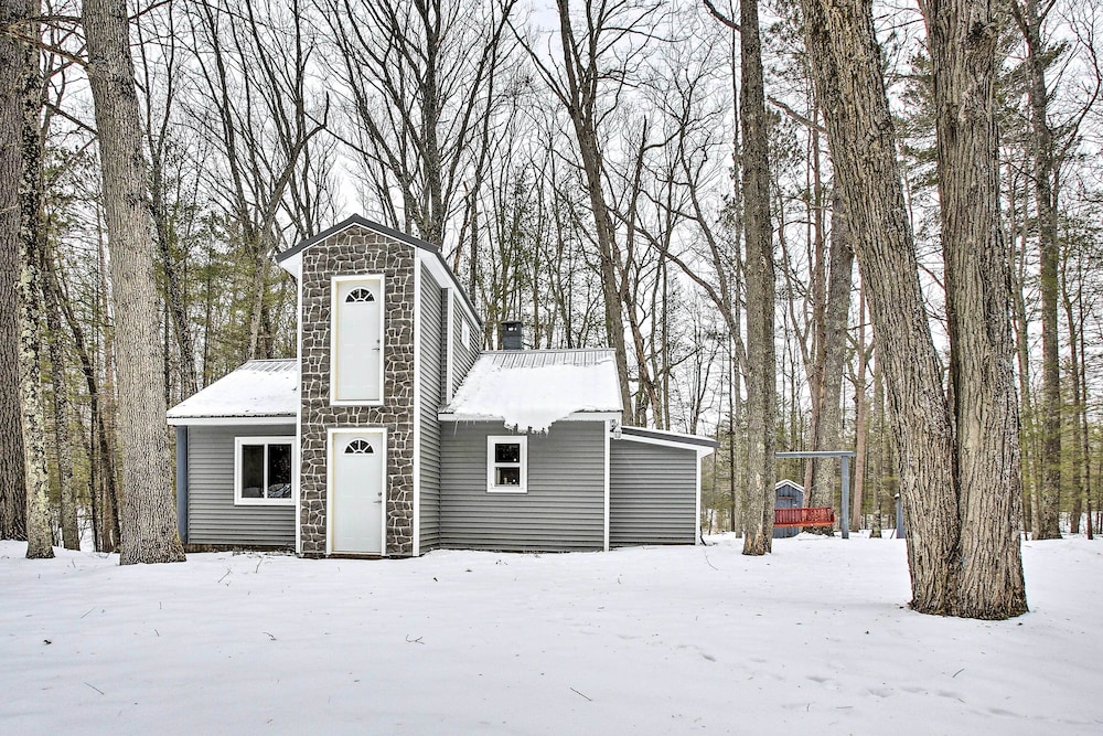 Remote Michigan Retreat on 10 Acres with Grill — hotel in Wellston