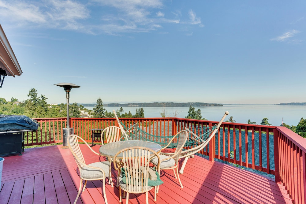 Federal Way Vacation Rental Bay and Mountain Views — 4-Star Luxury Hotel in Federal Way, United States
