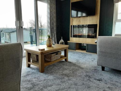 Holiday Home with a Hot tub — 4-Star Luxury Hotel in St Austell, United Kingdom
