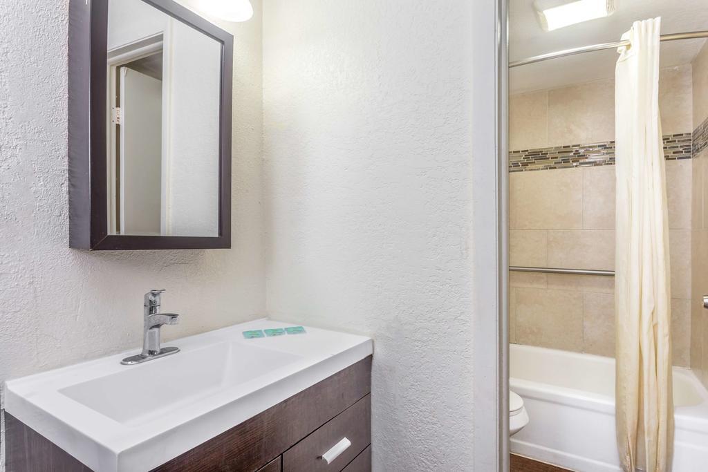 Econo Lodge Inn & Suites Florida City - photo 25
