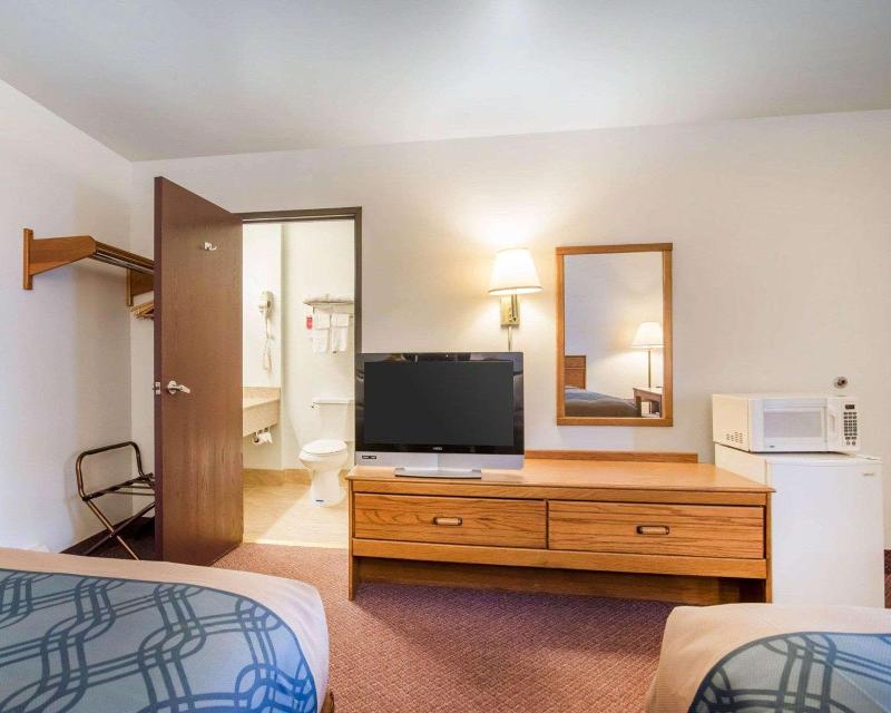 Econo Lodge Saint Albans - photo 20