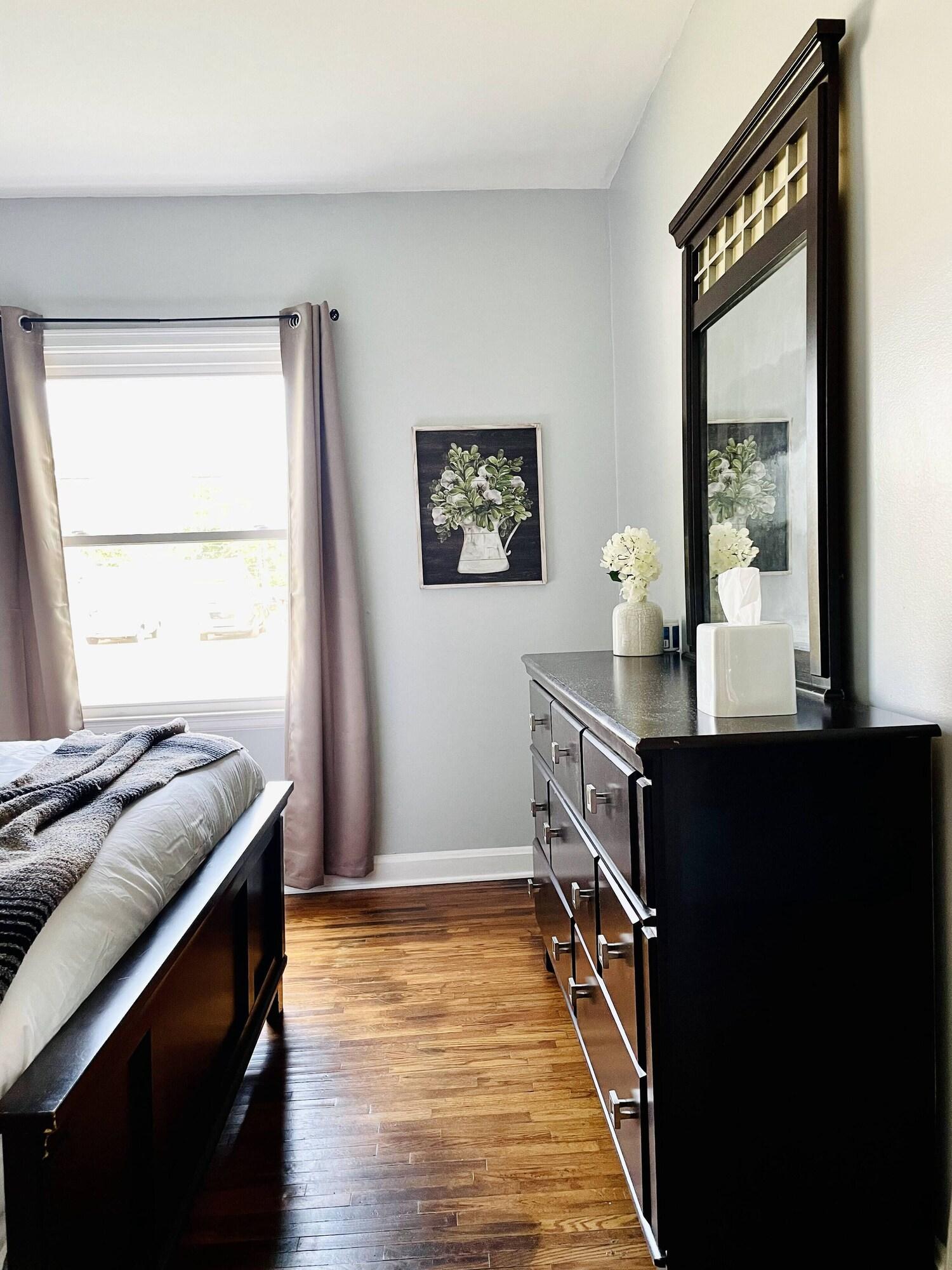 Green Roof Inn Centrally Located 2BR 1BA Home — 4-Star Luxury Hotel in Evansville, United States