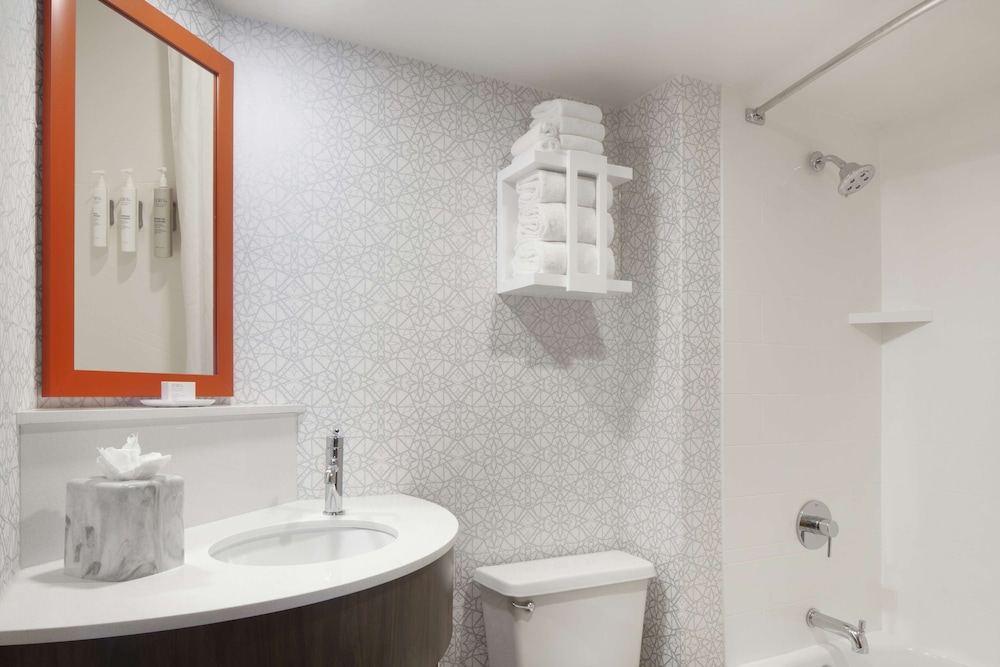 Hampton Inn Evansville - photo 16