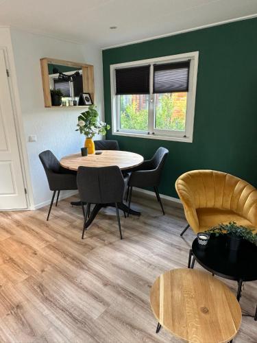 Chalet Aan de rand Veluwe met sauna — 4-Star Luxury Hotel in Putten, Netherlands