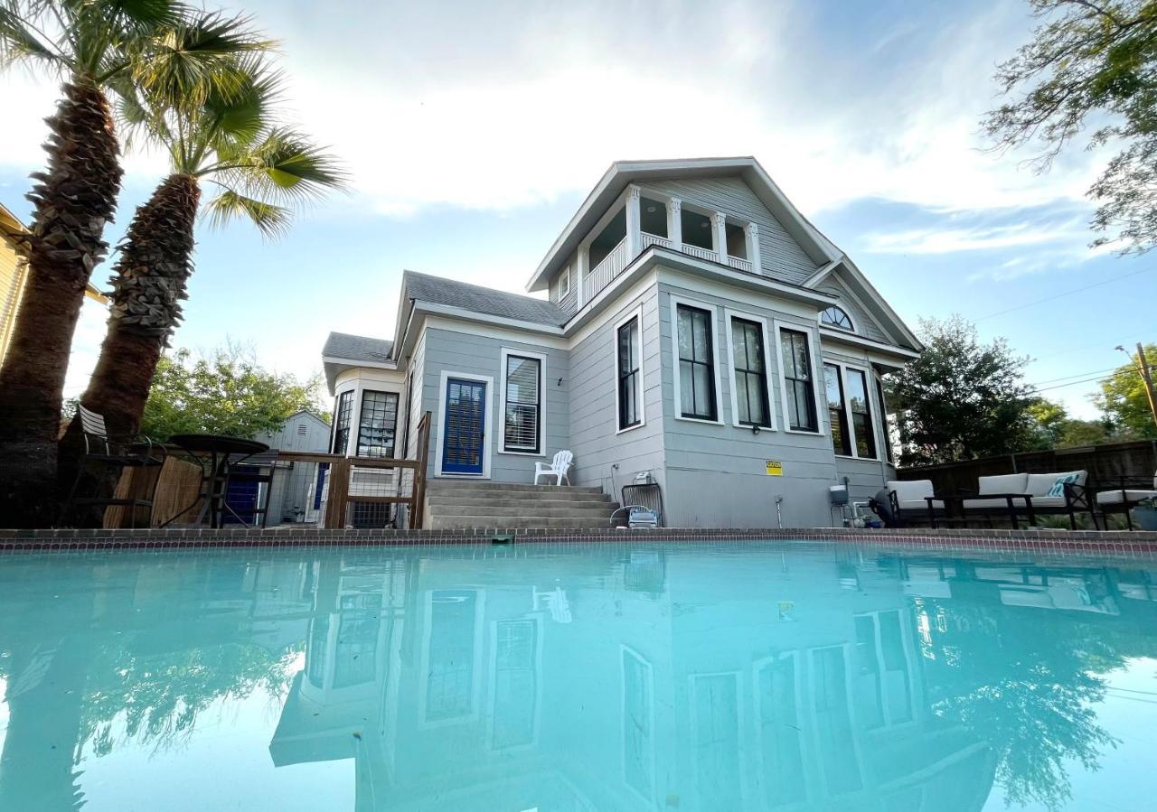 Sparkling Historic Pool Home 6 Br Oasis Near Downtown — 4-Star Luxury Hotel in San Antonio, United States