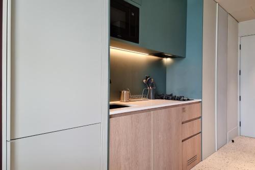 Chic Studio w Panoramic Burj Khalifa Views — 4-Star Luxury Hotel in Dubai, United Arab Emirates