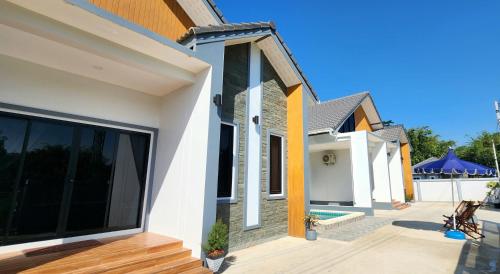 Sisters Real Escapes Entire Villa — 4-Star Luxury Hotel in Mae Sot, Thailand