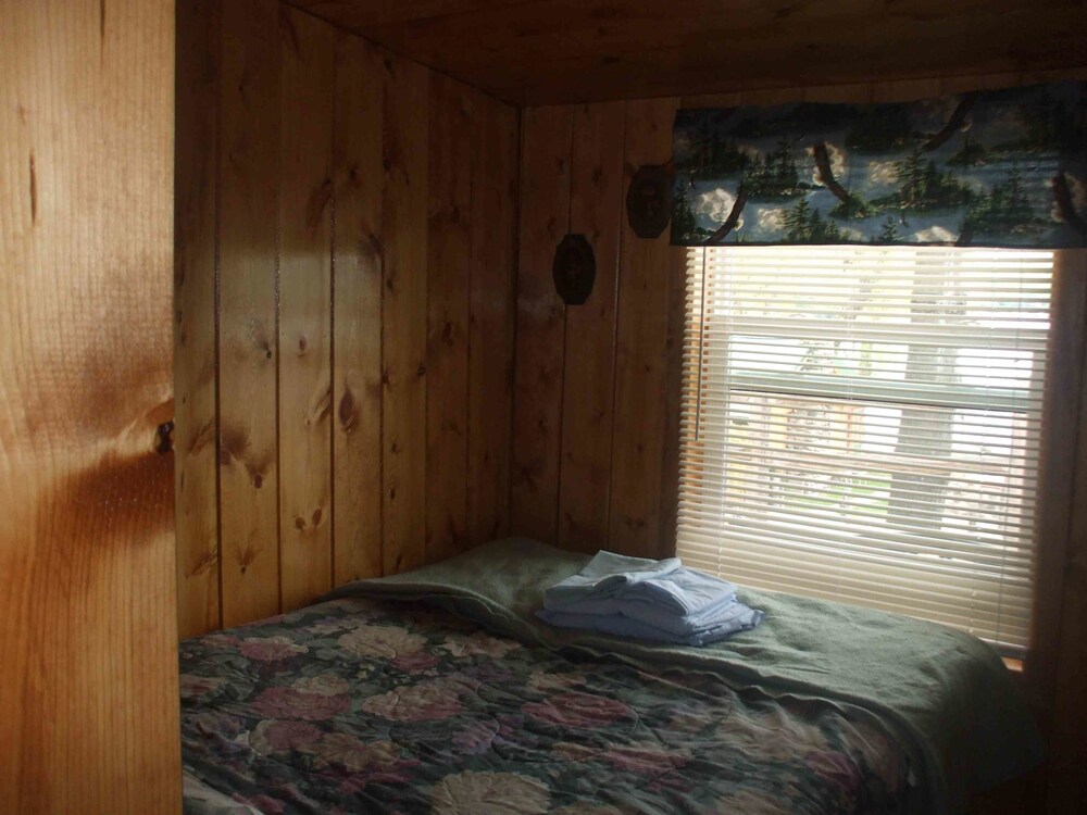 Crooked Lake Resort Cabin 4 - photo 28