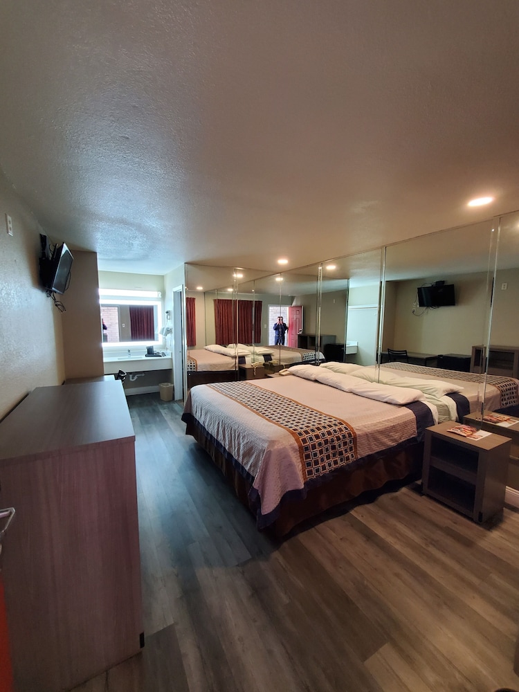Rodeway Inn Downtown - photo 5